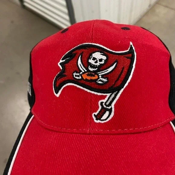 Vintage NFL Tampa Bay Buccaneers Strapback Hat - Picture 3 of 8